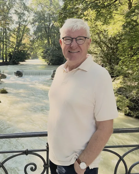 Trond Amland står på en bro over en elv
